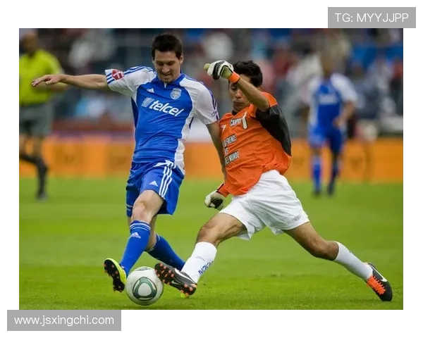 足球明星挑战绕竿技巧视频展现惊人球技与创意表演